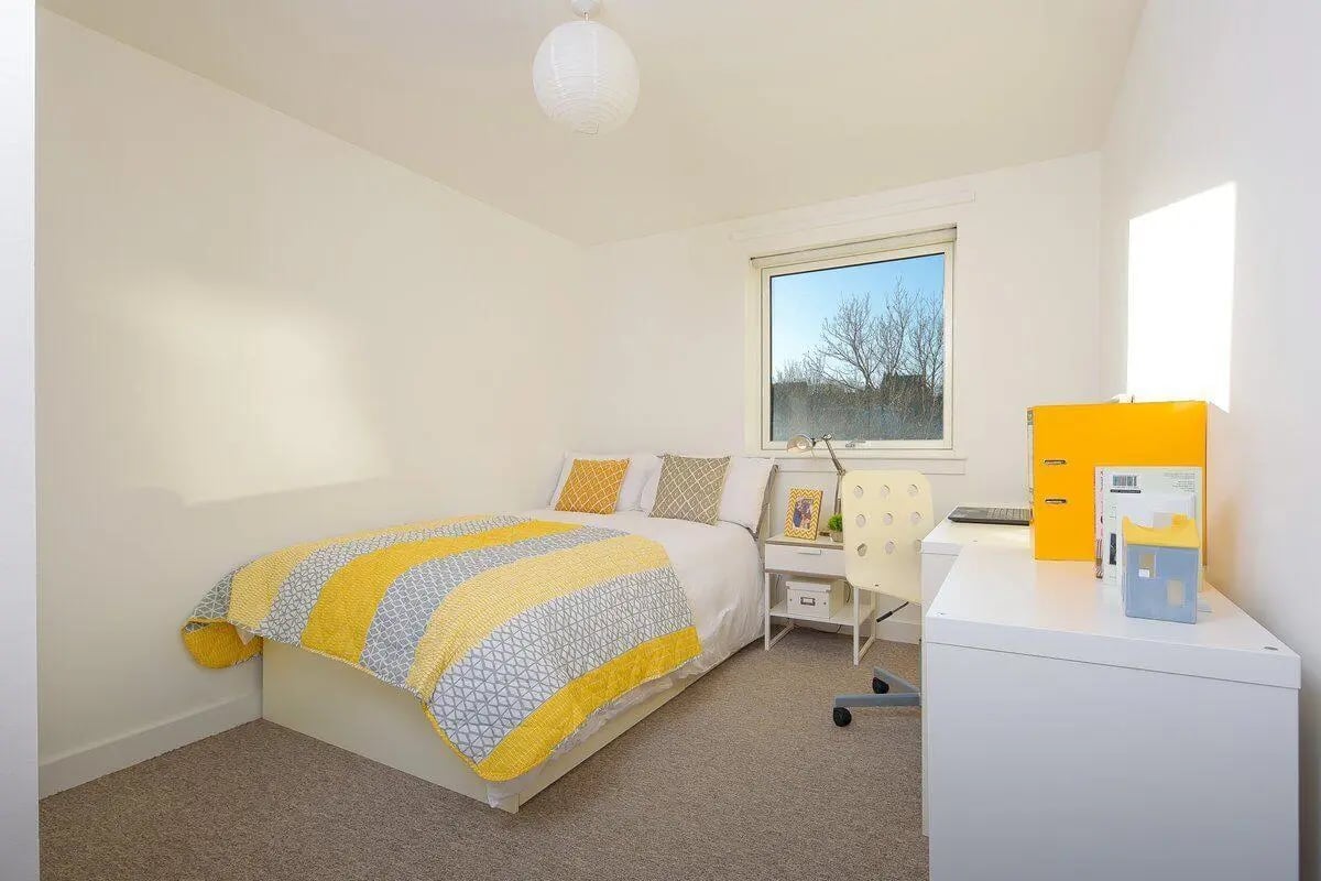 Bed desk and chair in bright student bedroom Bedroom at King Street 403 in Aberdeen Student Accommodation