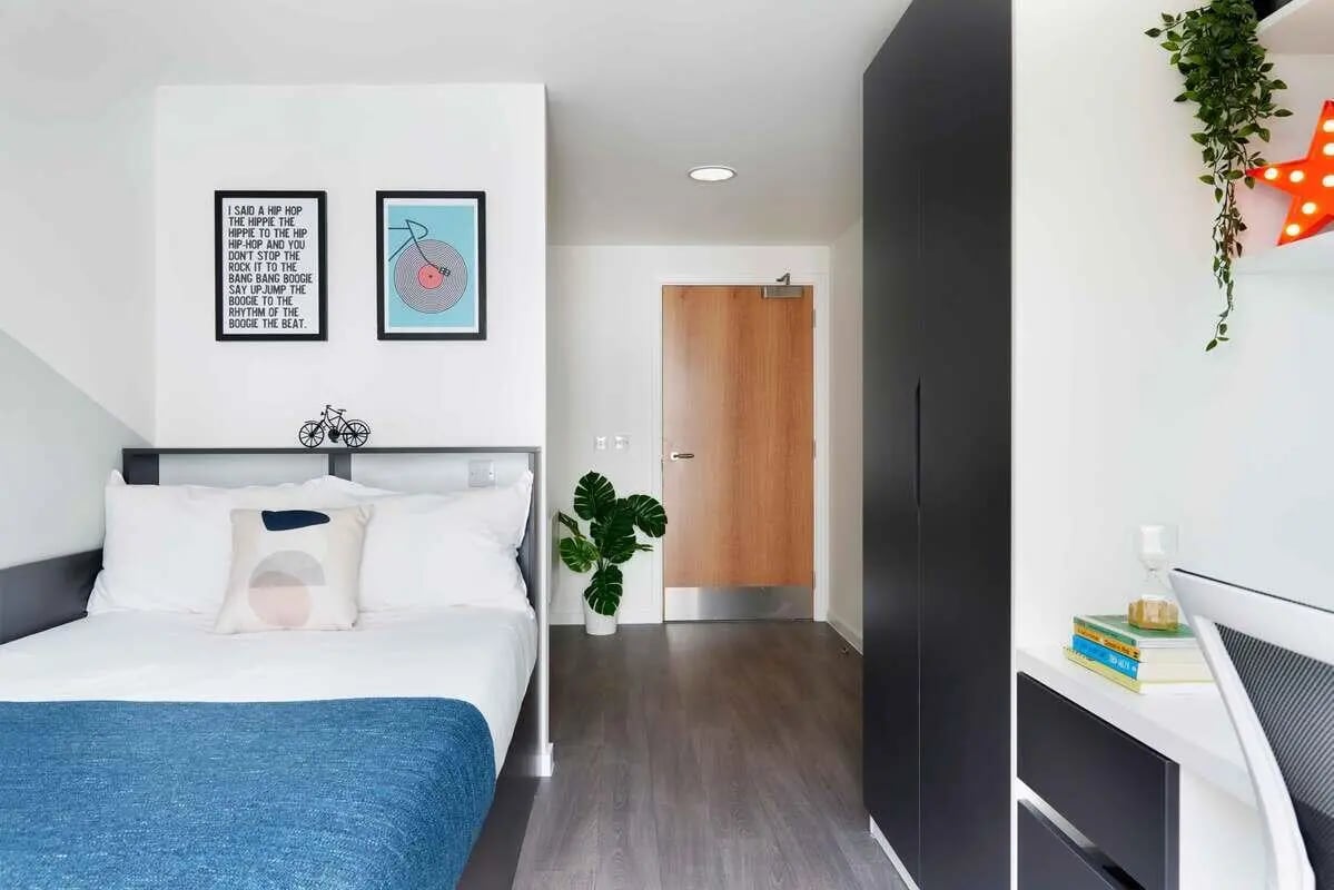 Bed desk closet and door bedroom at Edinburgh Westfield in Edinburgh Student Accommodation