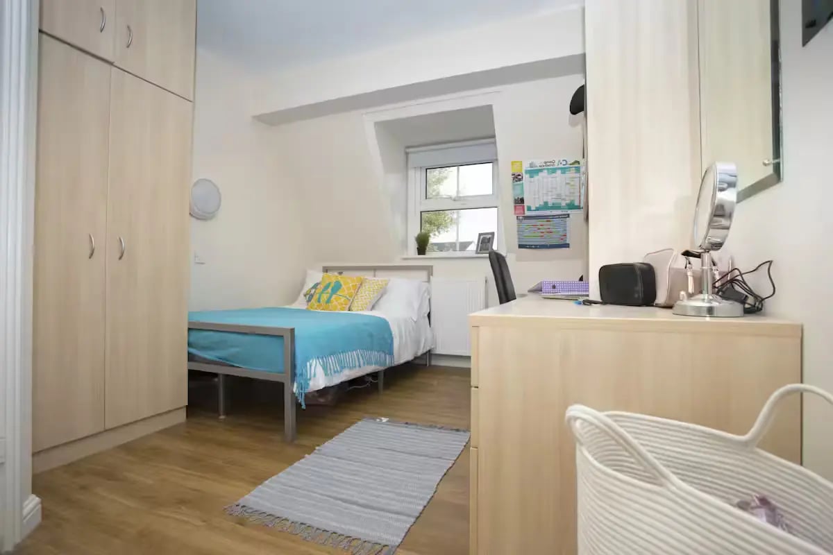 Bed desk and wardrobe student bedroom at Oxney House & Gardens in Manchester Student Accommodation