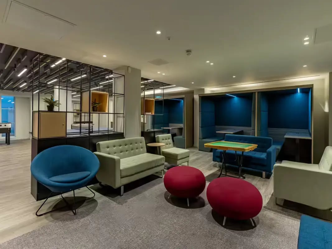 Modern common area with booths sofas and table living room at Grosvenor House in London Student Accommodation