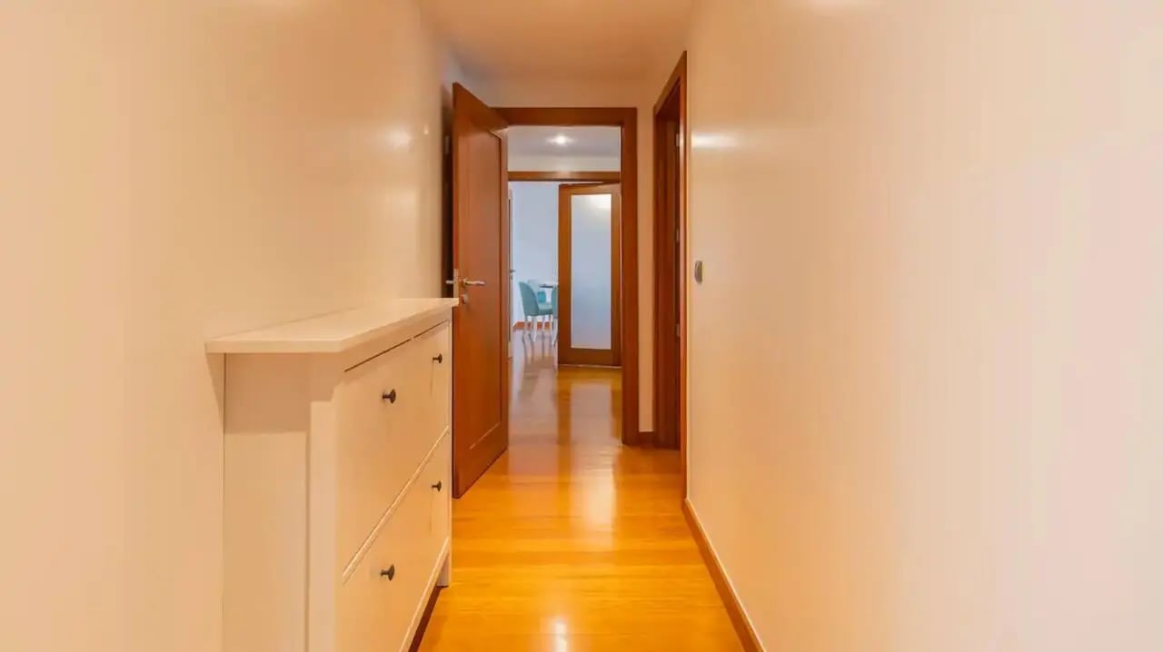White chest of drawers hallway interior at Pleasant and sunny 2-bedroom flat in Matosinhos Student Accommodation