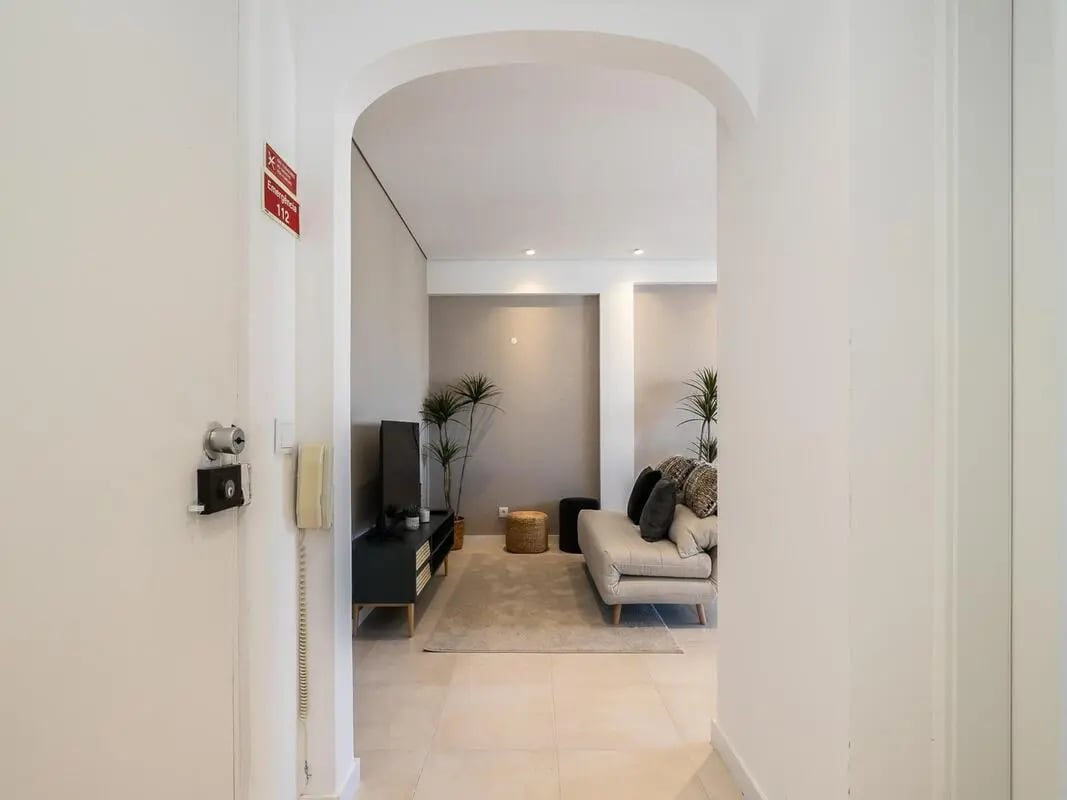 Sofa television and plants living room at Inviting 1-bedroom apartment in Quarteira in Quarteira Student Accommodation