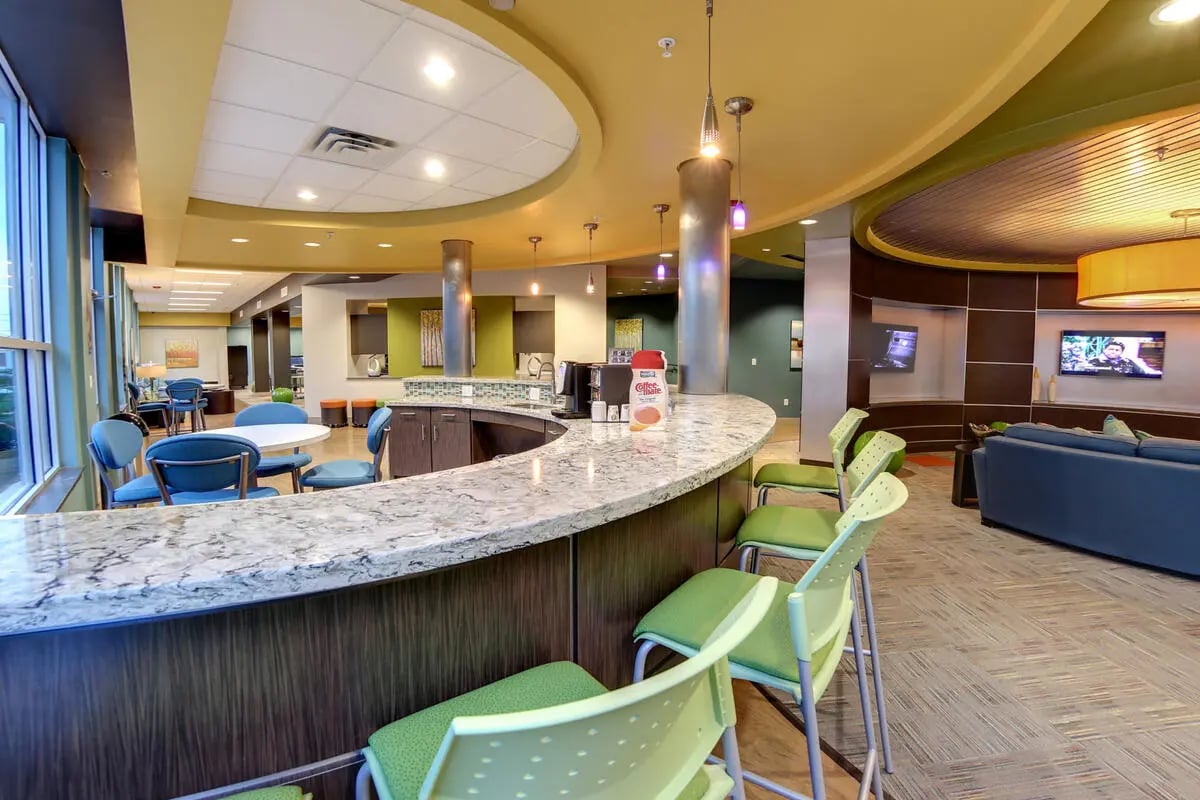 Bar with counter chairs and kitchen area lounge at The View on 10th in Waco Student Accommodation