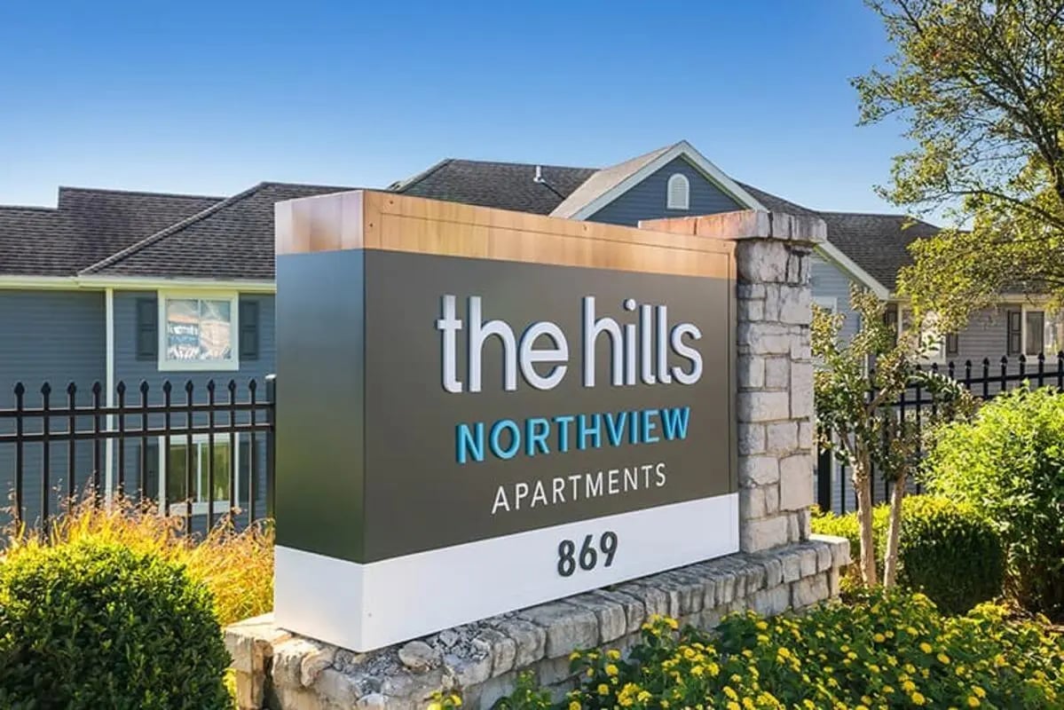 Sign with The Hills Northview Apartments exterior at The Hills Northview Apartments in Harrisonburg Student Accommodation