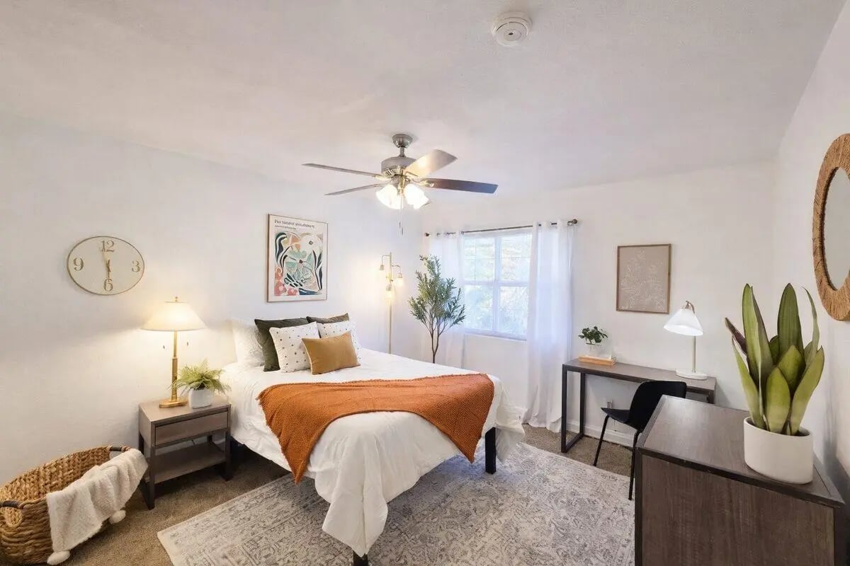 Bed with desk and plant bedroom at Villa Cristina in Tallahassee Student Accommodation