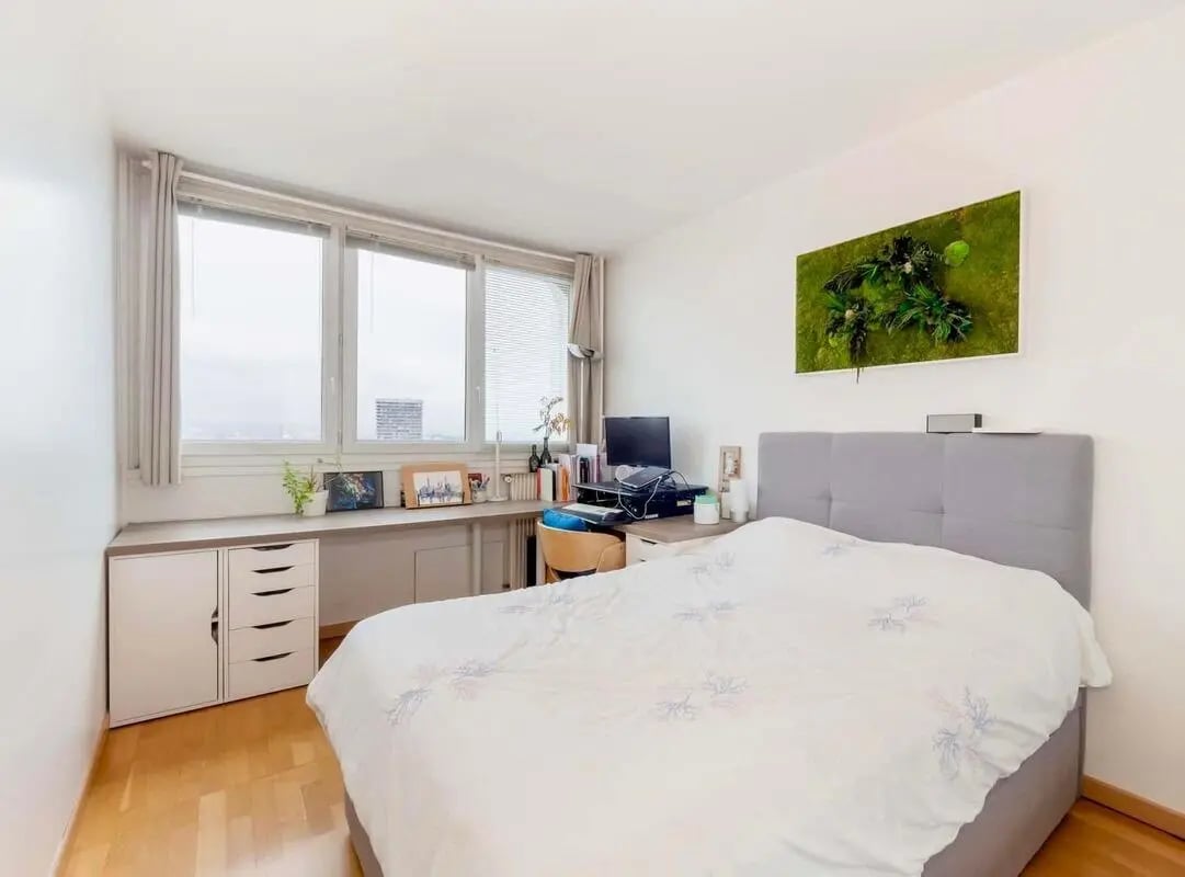 Bed desk and plants bedroom at Apartment in 19 Av. de Choisy, 75013 Paris, Francia in Paris Student Accommodation