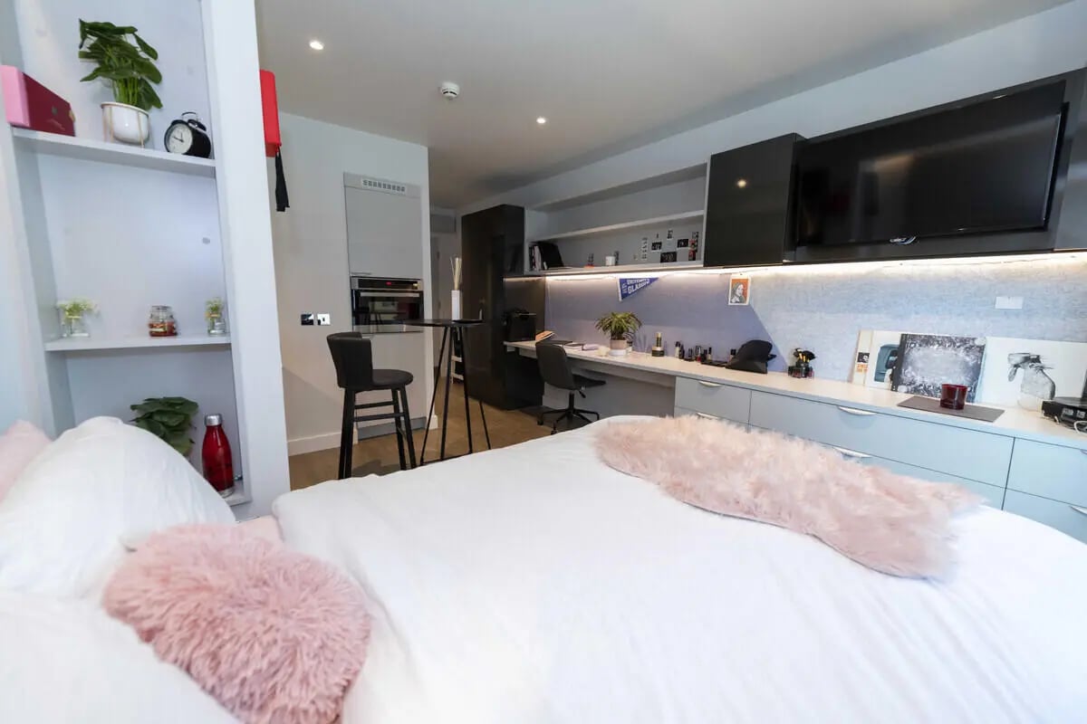 Bed with pink throws desk with TV Bedroom at aparto Glasgow West End in Glasgow Student Accommodation