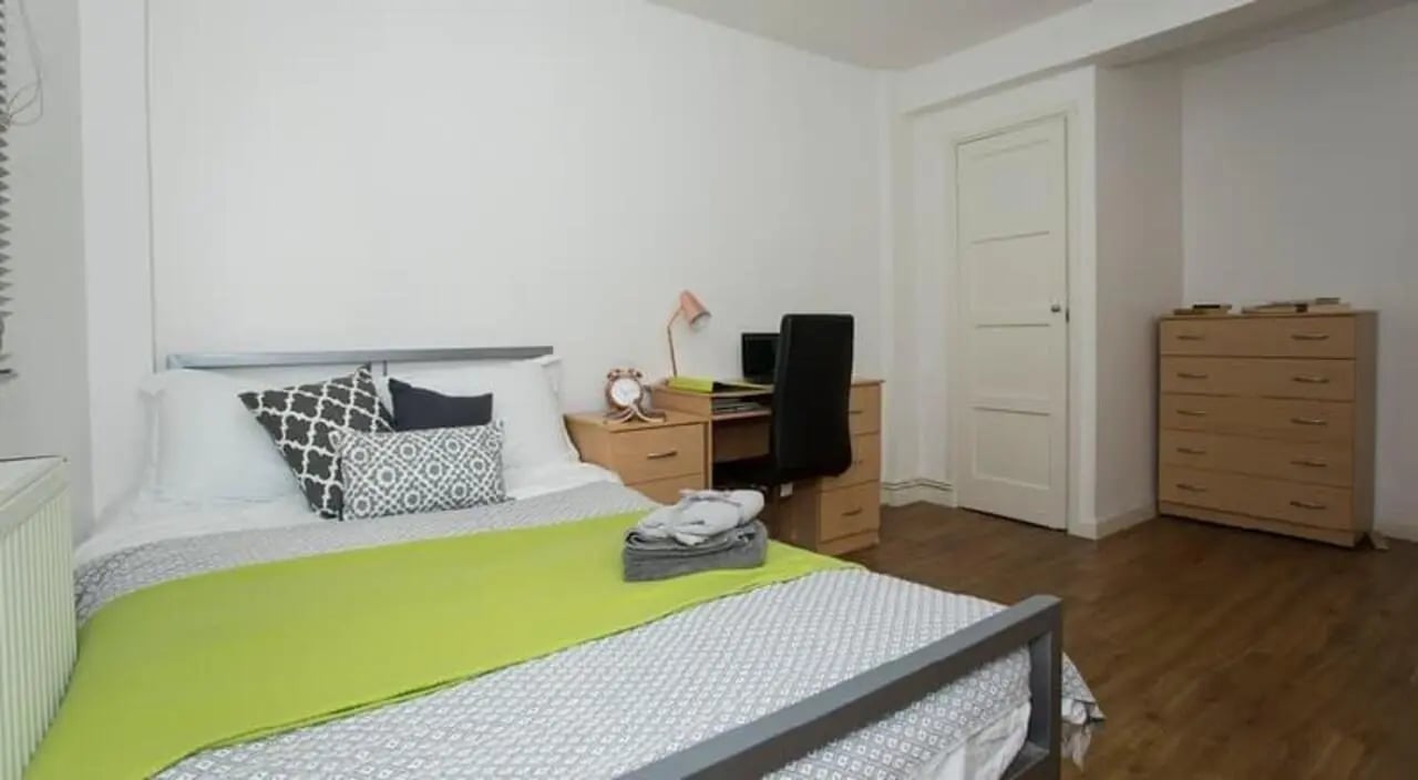 Bed desk dresser and chair bedroom at Surrey Quays Landale House in London Student Accommodation