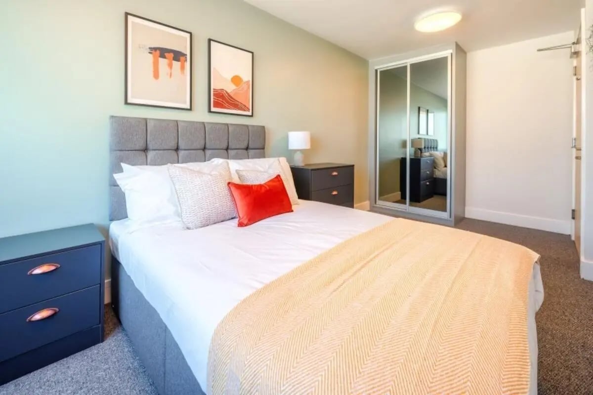 Bed bedside cabinets framed art mirrored wardrobe bedroom at Newton House Glasgow in Glasgow Student Accommodation