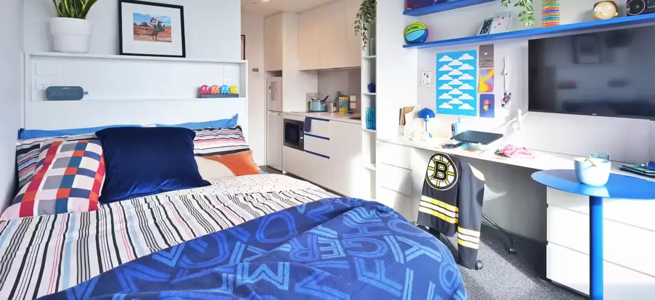 Bed kitchen desk and TV student room at Scape Leicester in Melbourne Student Accommodation