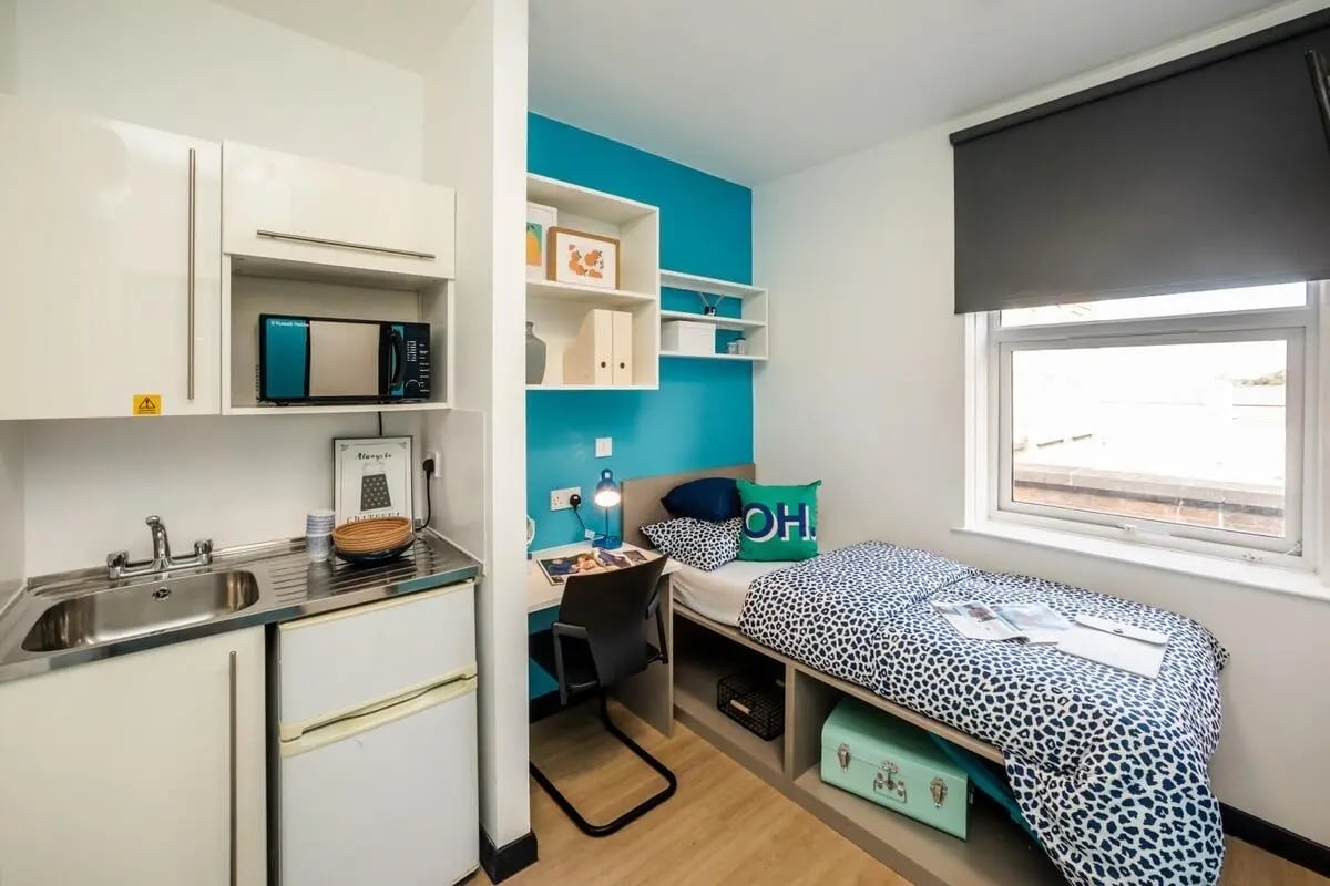 Bed desk sink microwave fridge storage bedroom at Crosstrend House in Lincoln Student Accommodation