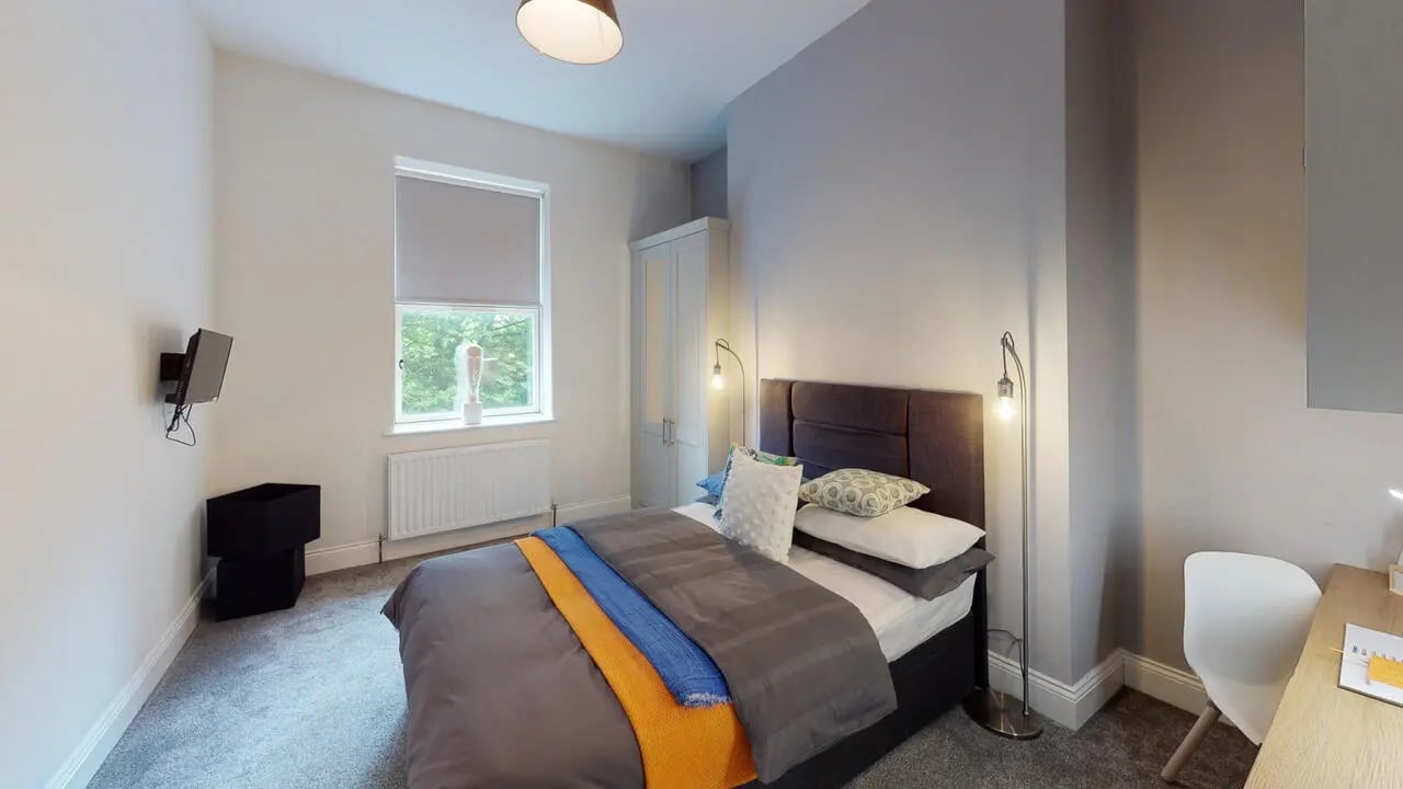 Bed wardrobe desk TV and rug bedroom at Picton Manor in Newcastle Upon Tyne Student Accommodation