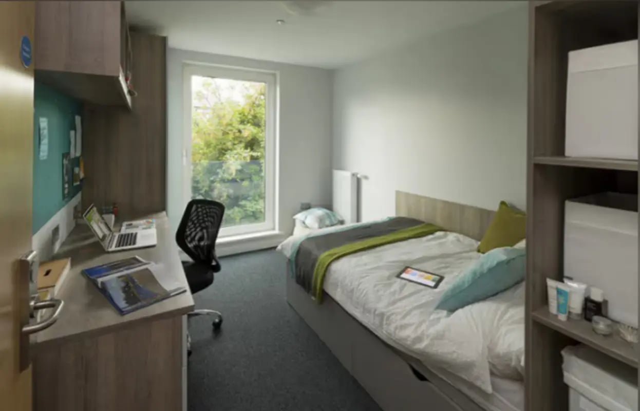 Desk laptop chair bed window bedroom at Graystacks in Nottingham Student Accommodation