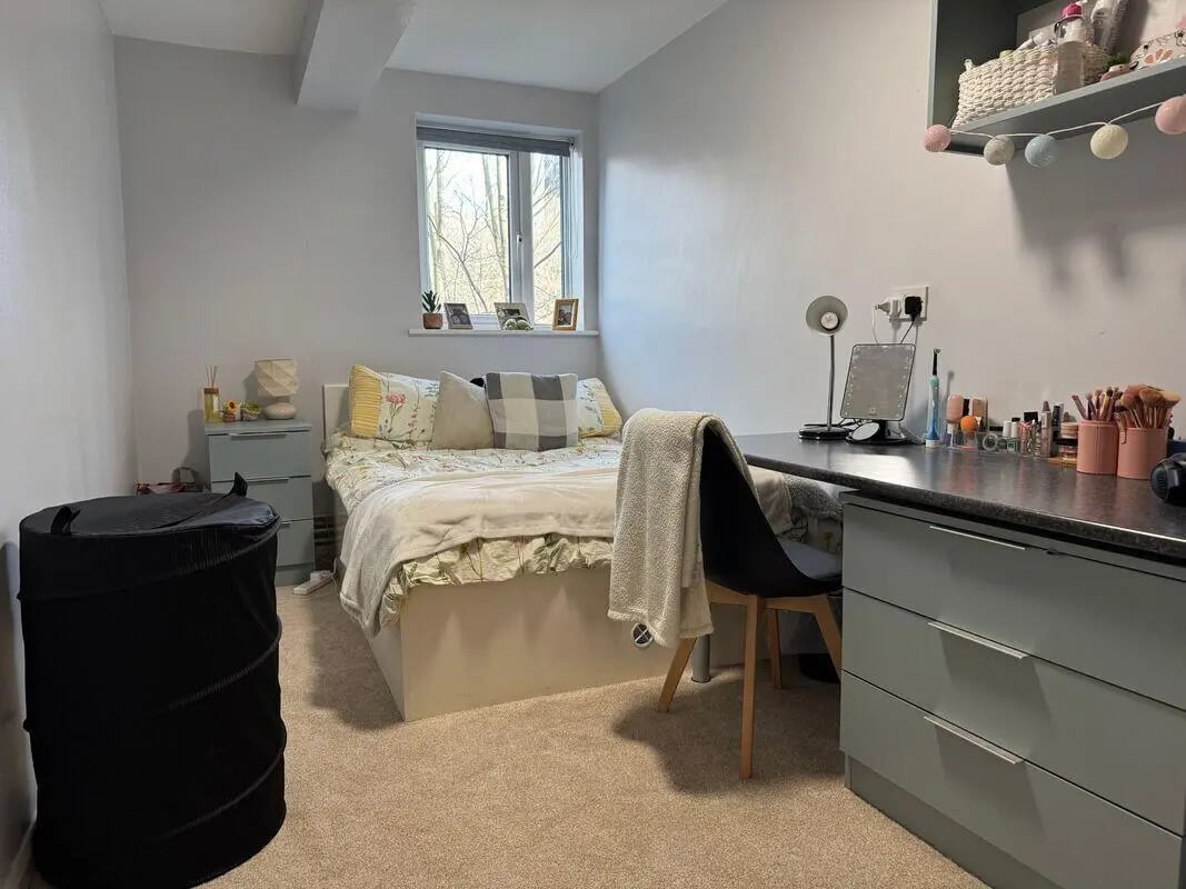 Bed with desk and laundry hamper bedroom at 6 Albert Square in Nottingham Student Accommodation