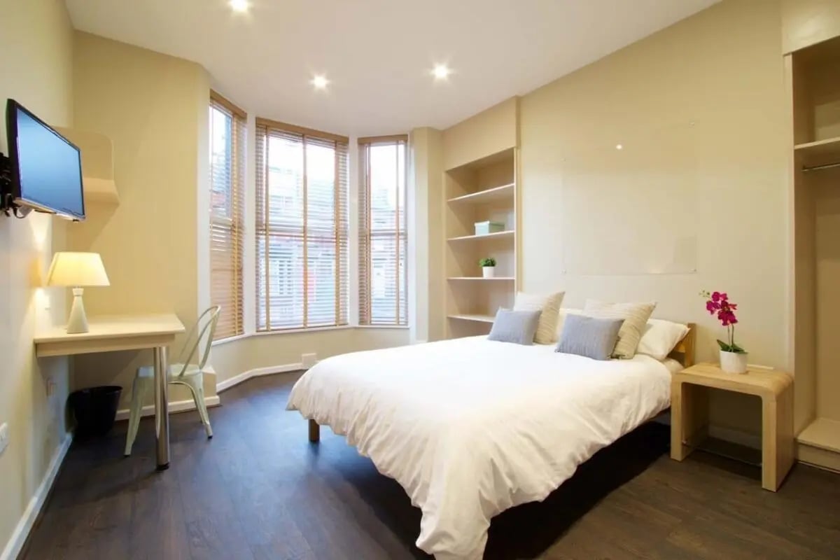 Bed desk TV shelves and window bedroom at 10 Brudenell Mount in Leeds Student Accommodation