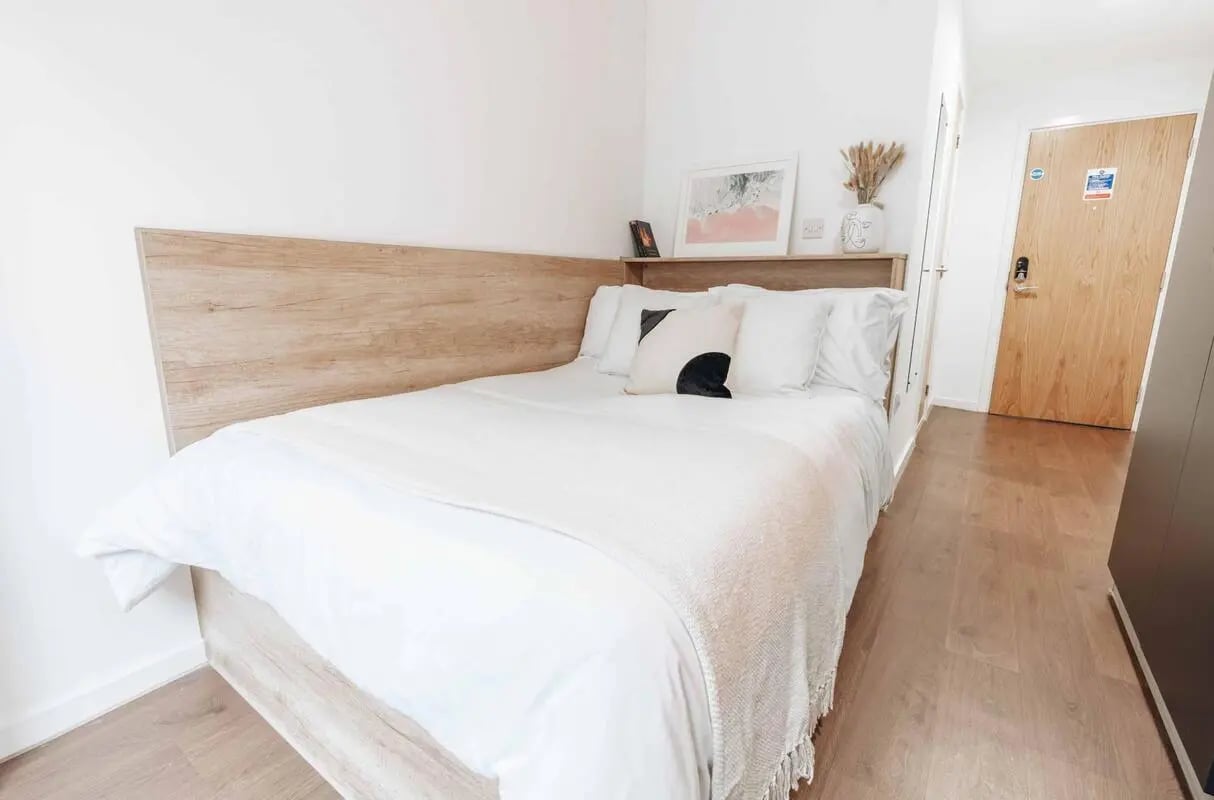 Bed with white bedding and wooden headboard bedroom at Bailey Fields -Sheffield in Sheffield Student Accommodation
