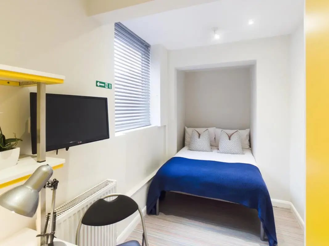 Bed television radiator and desk bedroom at 19 Carlton Road in Stoke-On-Trent Student Accommodation
