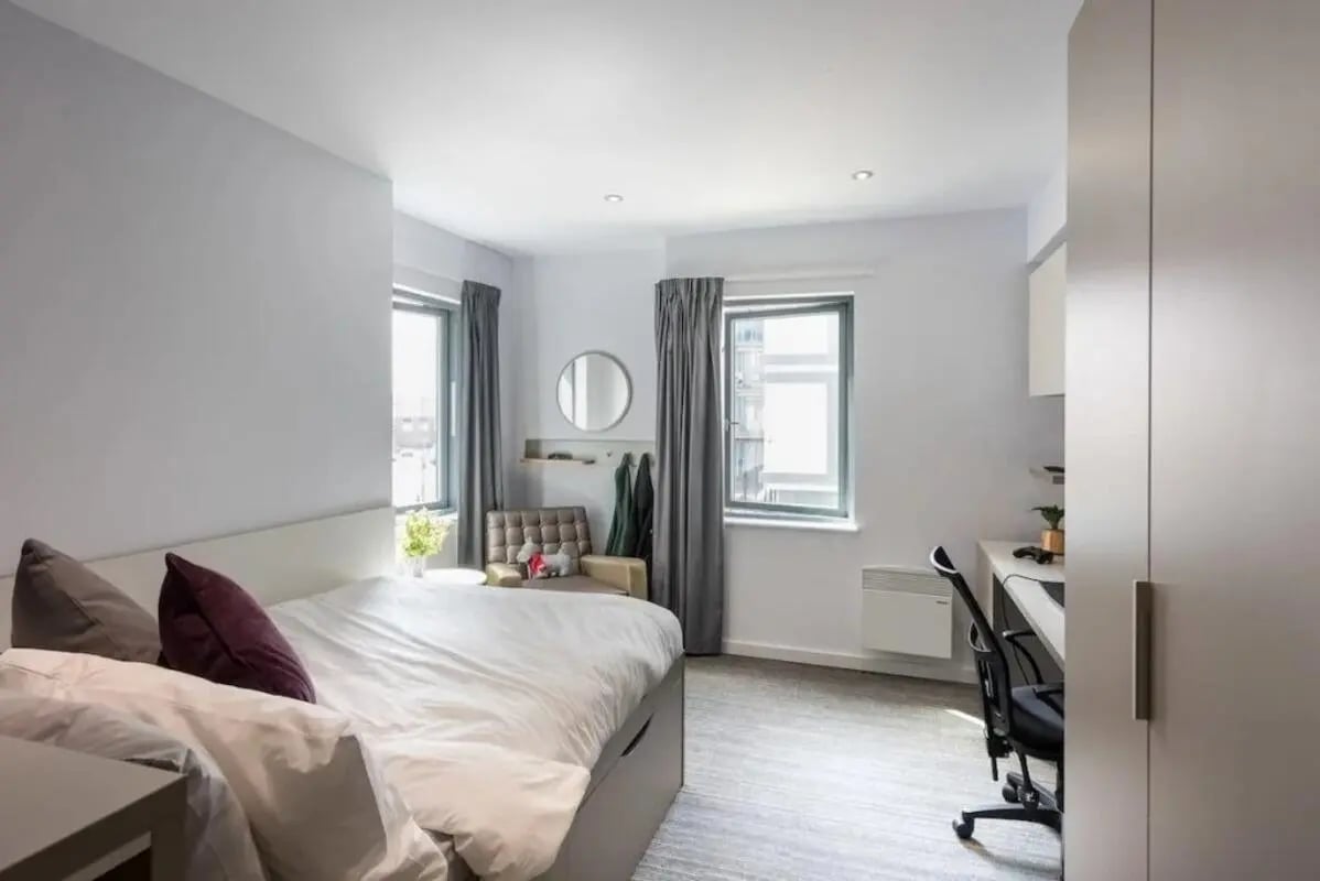 Bed desk chair chair rug round mirror bedroom at The Kingfisher in Exeter Student Accommodation