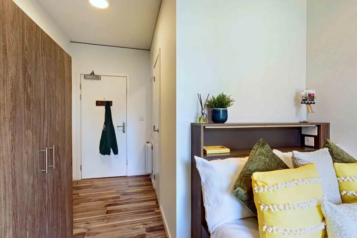 Hallway with closet and bed with pillows bedroom at Hox Park in Egham Student Accommodation