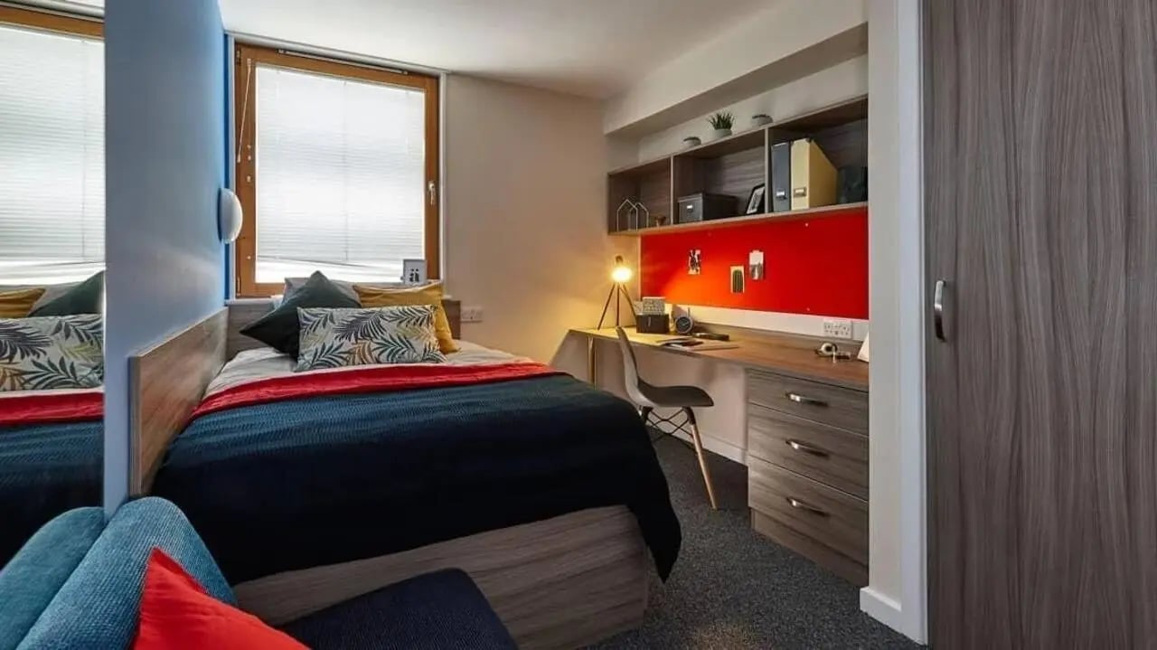 Bed desk with shelves and chair Bedroom at Don Gratton House in London Student Accommodation