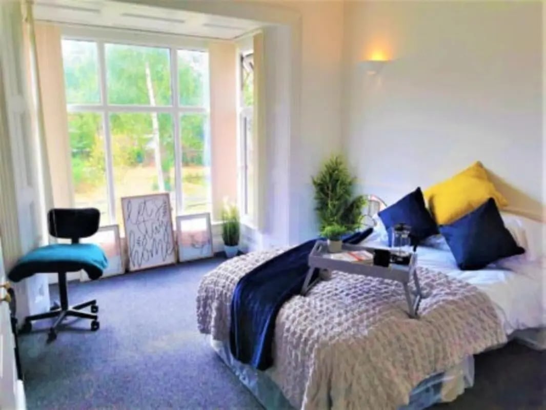 Bed desk and pillows bedroom at Highgate in Leicester Student Accommodation