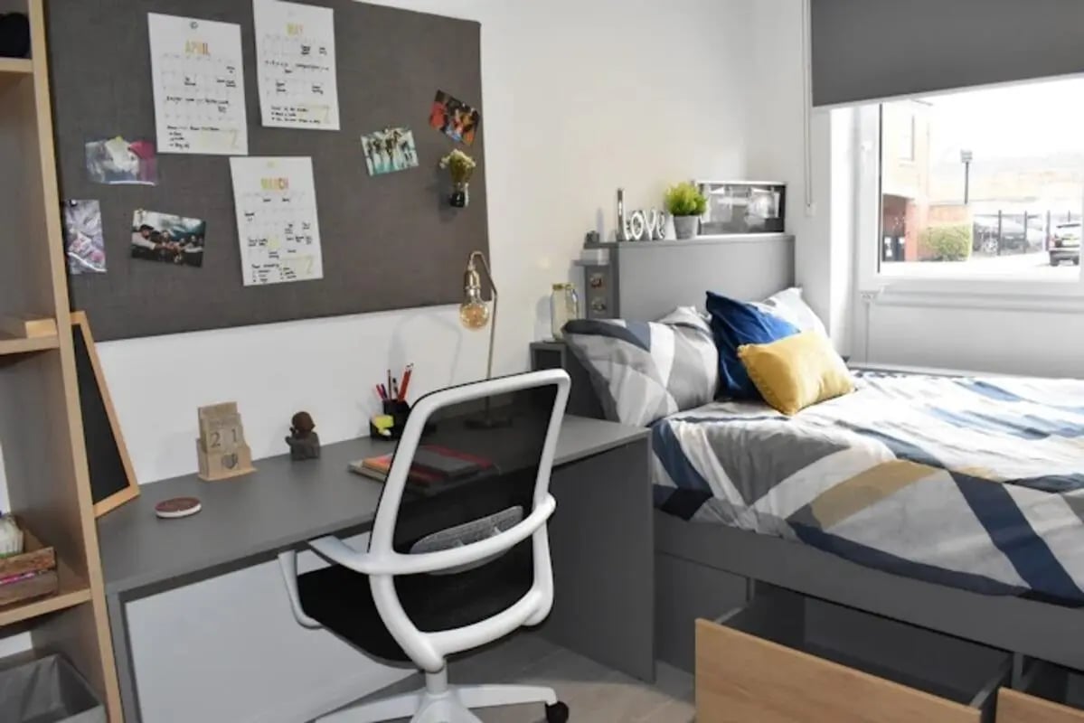 Desk bed bulletin board and office chair bedroom at Queens Court Leicester in Leicester Student Accommodation
