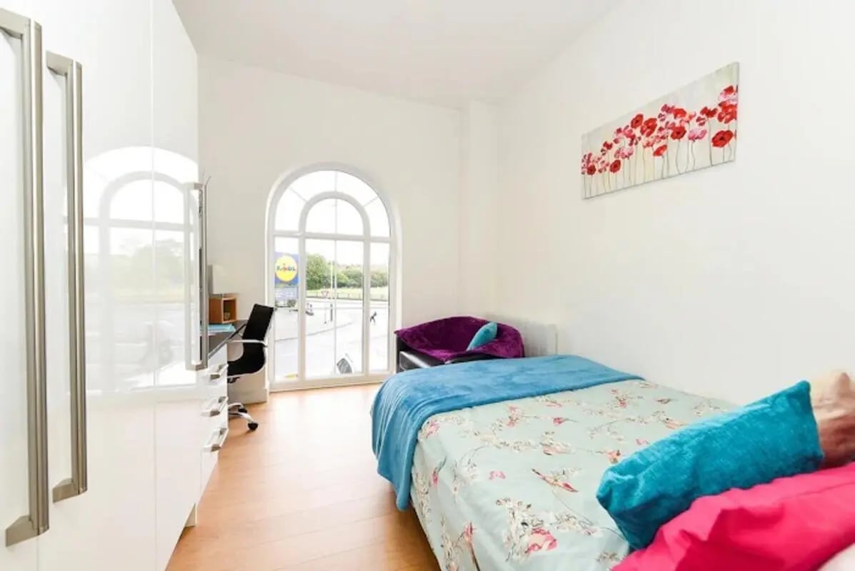 Bed desk purple chair floral bed bedroom at Upperton Road in Leicester Student Accommodation
