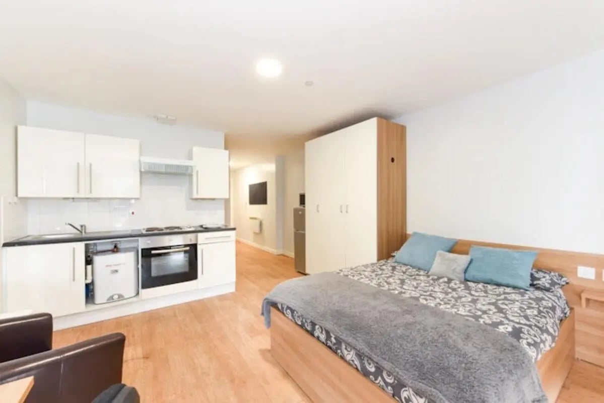 Bed kitchen wardrobe and oven studio apartment at The Summit Leicester in Leicester Student Accommodation
