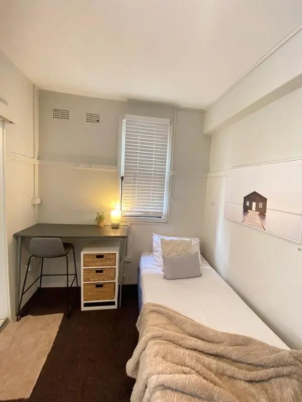 Desk bedside cabinet and single bed bedroom at ume 150 Darlinghurst Village in Sydney Student Accommodation
