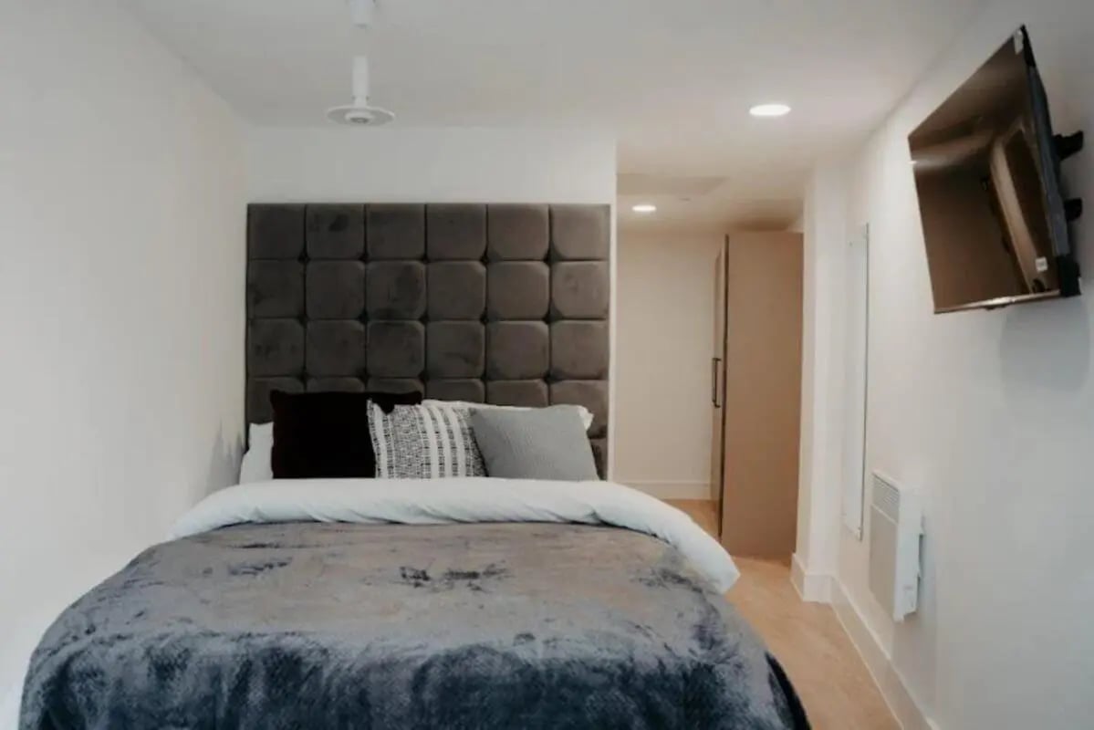 Bed with upholstered headboard mounted TV bedroom at Volume Works in Birmingham Student Accommodation
