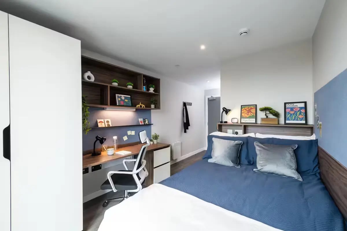 Bed desk and shelves bedroom at Nelson Place in Belfast Student Accommodation