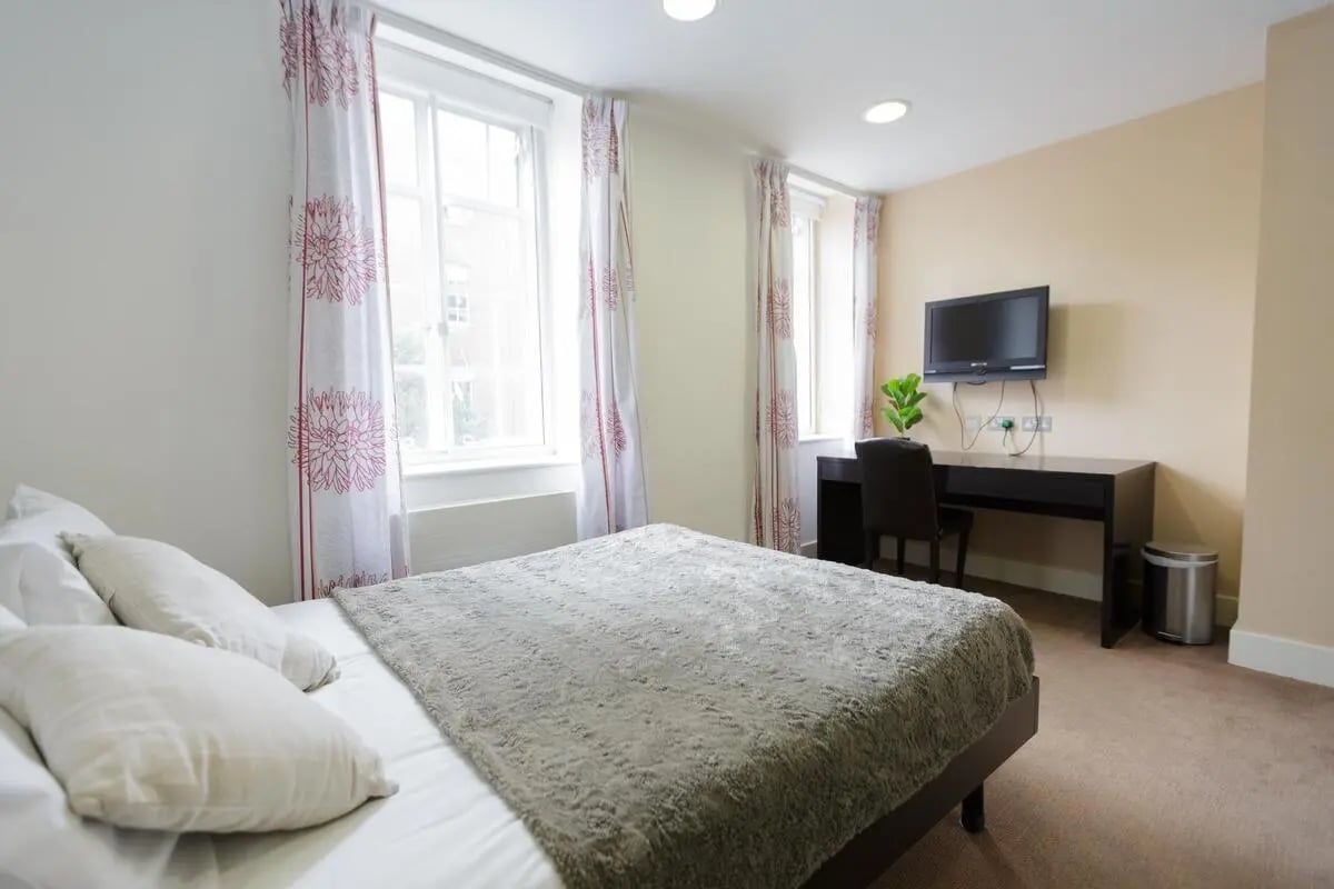 Bed desk television and bin bedroom at AXO Oxford Circus in London Student Accommodation