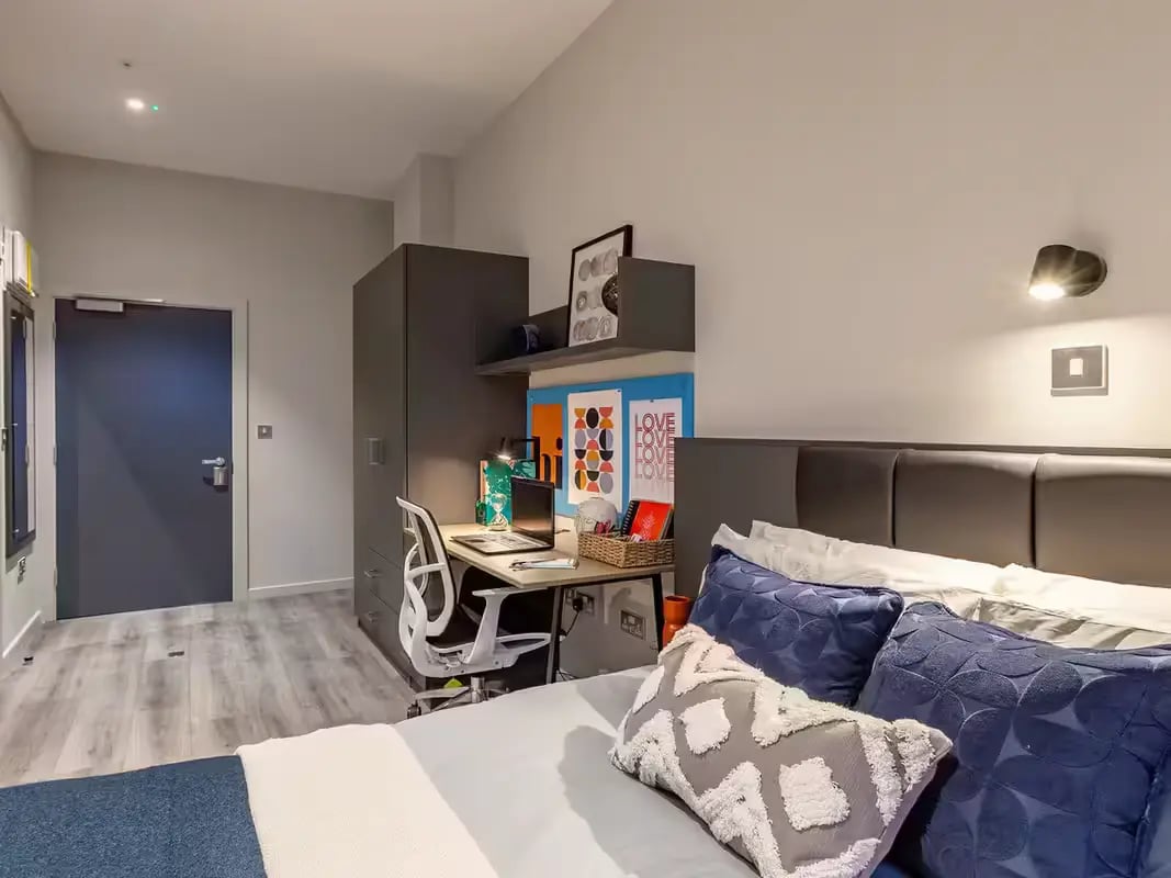Bed desk wardrobe and chair bedroom at Grosvenor House in London Student Accommodation