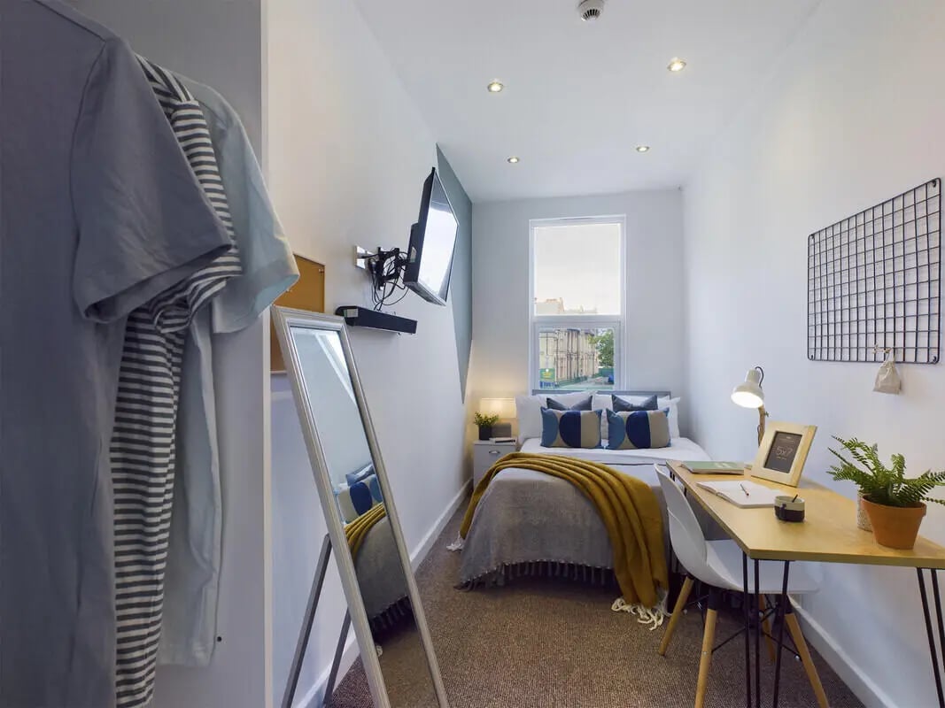 Bed desk mirror and clothes bedroom at 6 Bedroom House at 328, Upper Parliament Street in Liverpool Student Accommodation