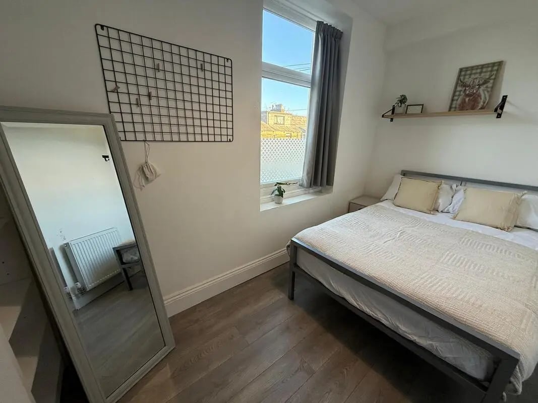 Bed mirror wire rack bedroom bedroom at 6 Bedroom House at 59, Trafford Street in Preston Student Accommodation