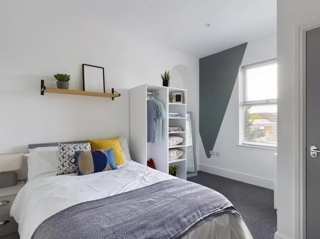Bed wardrobe mirror window blinds bedroom at 6 Bedroom House at 47, Monks Road in Lincoln Student Accommodation