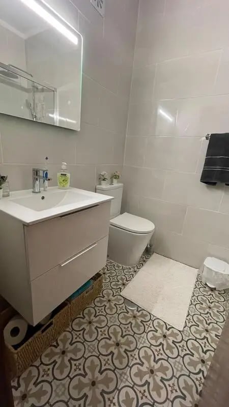 Sink toilet mirror and basket bathroom at 1-bedroom flat in Armação de Pêra with balcony all electric no Gas in Silves Student Accommodation