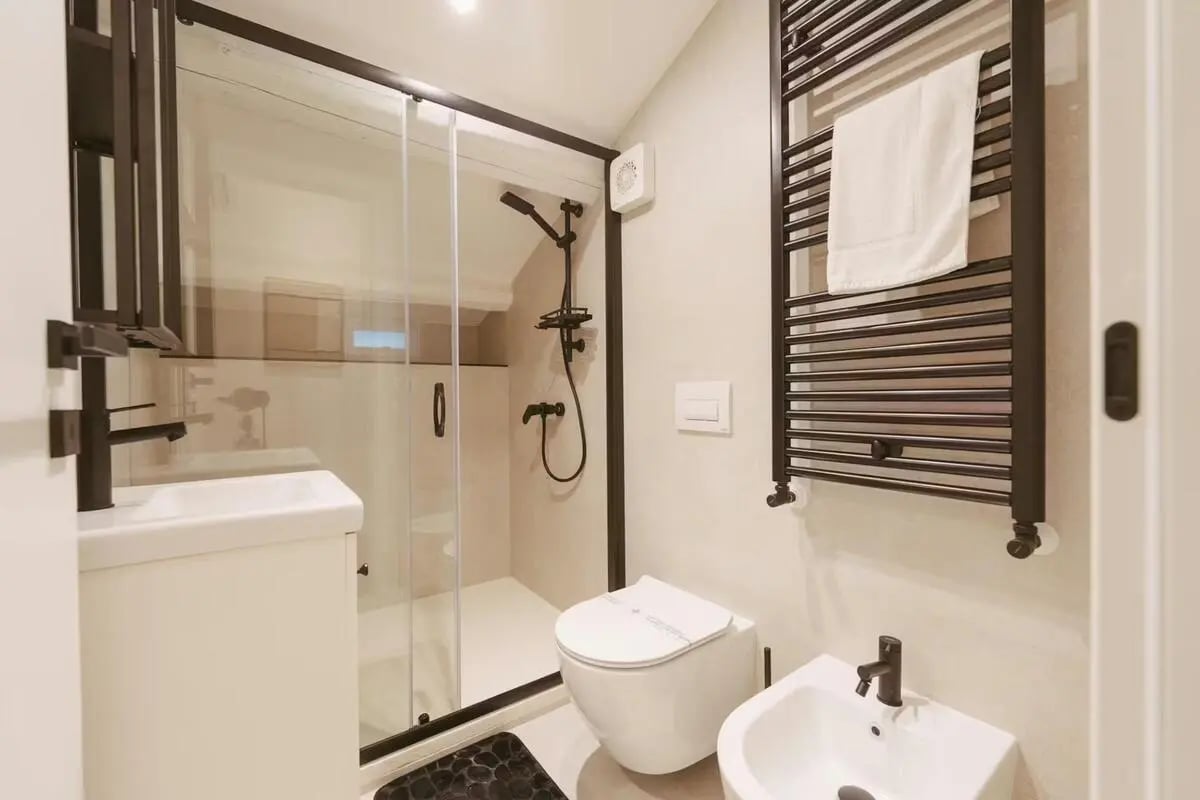Shower toilet bidet and sink bathroom at Charming 1-bedroom apartment near Pescara Centrale in Pescara Student Accommodation