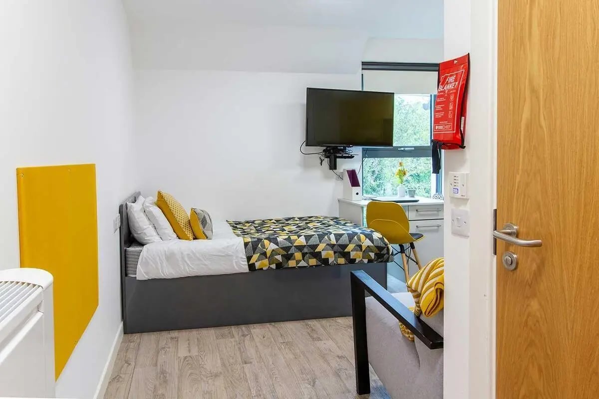 Bed with desk and TV bedroom at Goods Corner in Edinburgh Student Accommodation