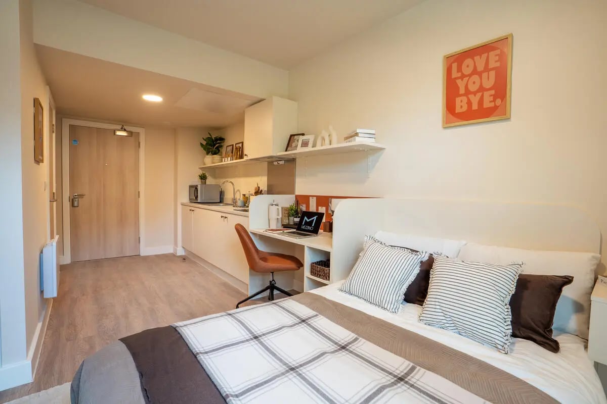 Bed kitchen desk with laptop and chair bedroom at Valerian in York Student Accommodation
