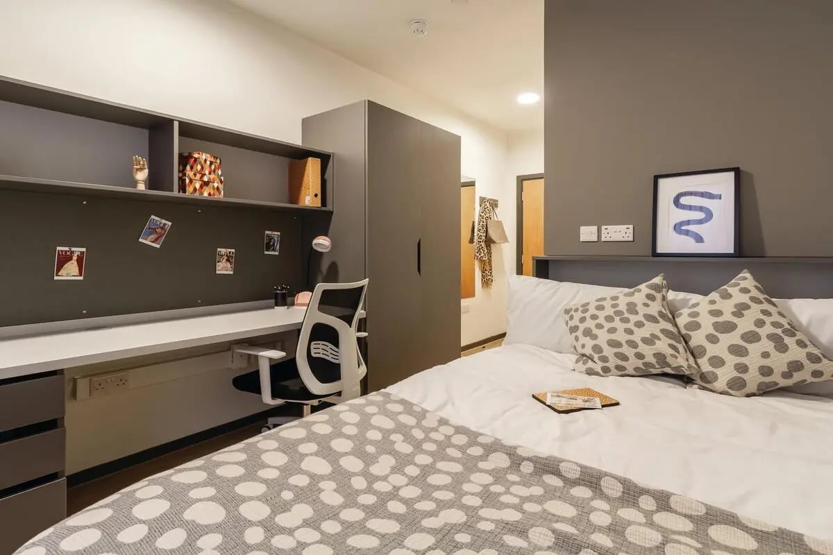 Bronze En Suite
