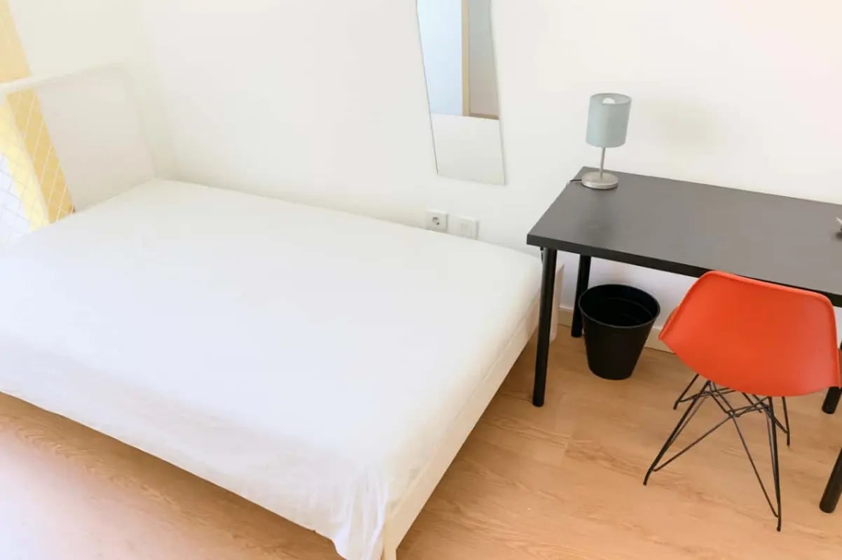 White bed, desk, lamp, chair, trash can bedroom at Quarto com cama de casal em apartamento com 8 quartos - FLAT G - G08 in Lisbon Student Accommodation