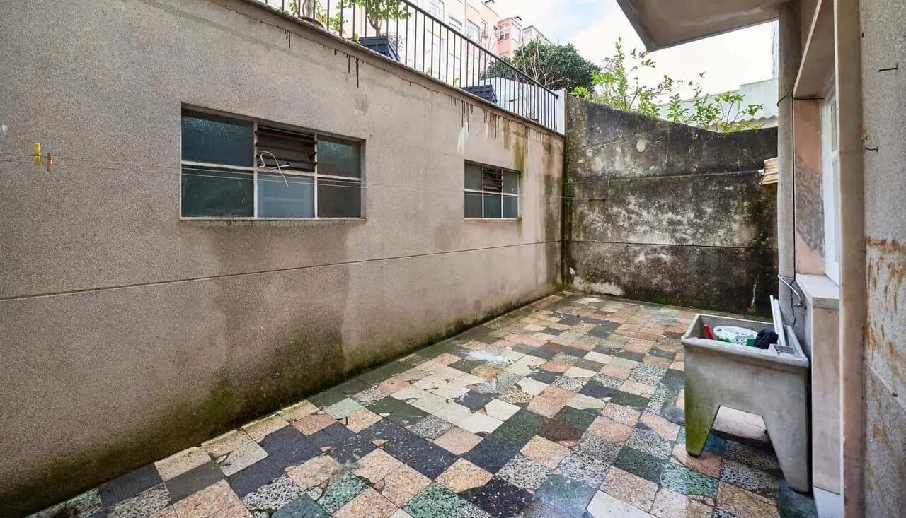 Patio with sink and clothesline exterior at Casa Abel II – Room 5 in Lisbon Student Accommodation