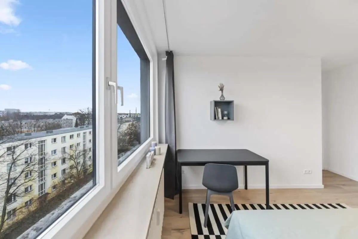 Desk chair rug and shelf Study area at Zimmer in der Hohenzollerndamm 58 in Berlin Student Accommodation