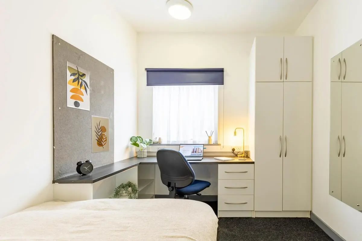 Desk wardrobe mirror and bed bedroom at Russell View in Nottingham Student Accommodation