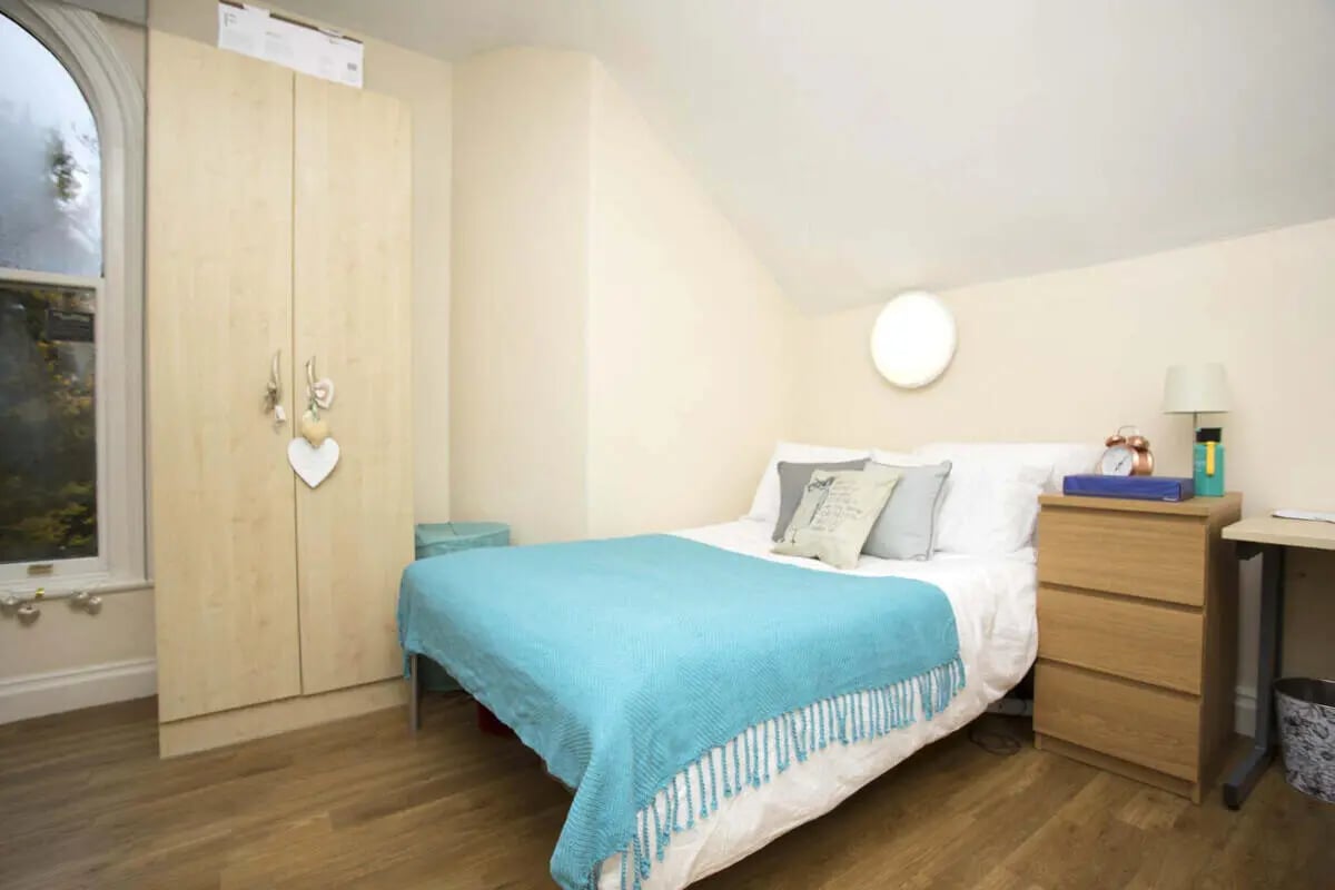 Wardrobe bed dresser and desk Bedroom at Daisybank Villas in Manchester Student Accommodation