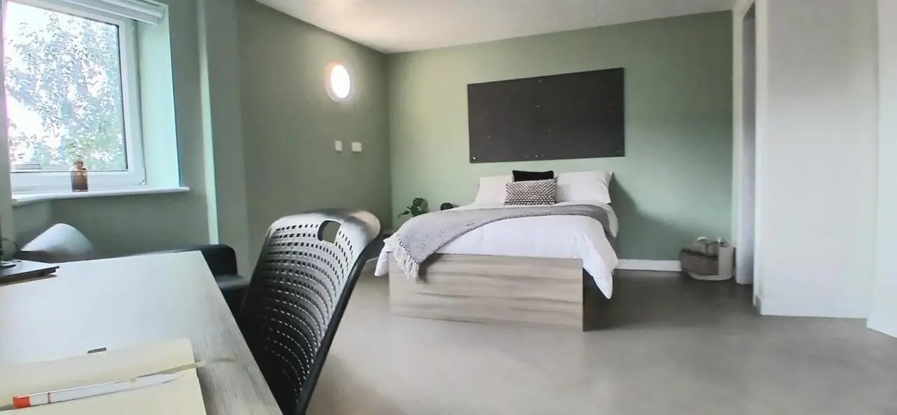 Bed desk and chair in a bedroom Bedroom at Hamwic Hall in Southampton Student Accommodation