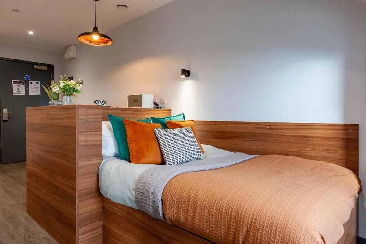Bed with pillows and throws bedroom at Straits Garden in Egham Student Accommodation