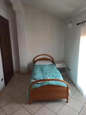 Nice single bedroom in a 4-bedroom flat, by the Reno riverbank