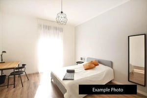 Bright bedroom in a 4-Bedroom apartment, near Parco Giardino Ducale Estense
